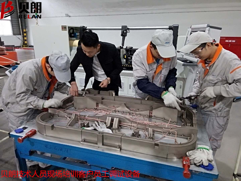 貝朗技術(shù)人員培訓(xùn)客戶員工調(diào)試雙頭線材成型機(jī)設(shè)備 貝朗技術(shù)人員培訓(xùn)客戶員工調(diào)試雙頭線材成型機(jī)設(shè)備