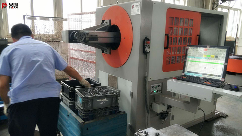 鐵絲彎折機在重慶客戶處健步如飛的生產產品,客戶拍手叫絕 鐵絲彎折機在重慶客戶處健步如飛的生產產品,客戶拍手叫絕
